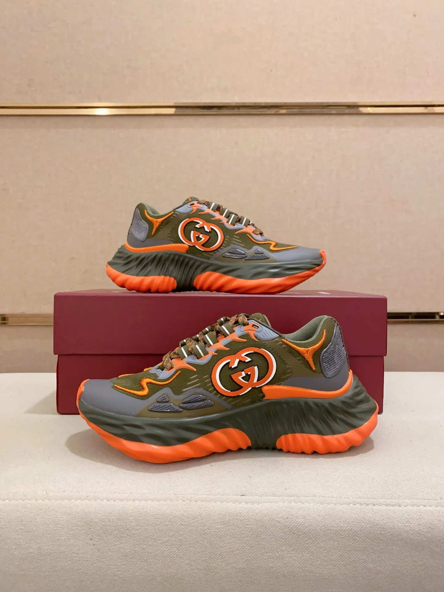 Men's shoes💰: 840💰High version of Gucci series couple's thick-soled sneakers! Gucci Gucci wave shoes Gucci's new designer has brought a new design, with a more comfortable foot feel and a new wave design. GUCCI's new Ripple wave shoes have an upper made of soft nappa leather and mesh. The foamed TPU midsole provides excellent comfort and feels like falling into the clouds. This new sports shoe adopts a thick-soled design, with a stitched leather upper and mesh, showing a full sense of technology. The two major brand logo details, the 3D-effect interlocking Double G leather patch and the Gucci letter metal hardware, inject a dazzling texture into the overall design. These shoes are crafted from silver metallic leather. Silver metallic leather, leather piping mesh details, Gucci lettering metal hardware, interlocking double G patch, lightweight rubber sole, top stitching and comes with a pair of shoelaces. Size: Women's 35-40 (can be customized to 34.41).        Male 39-44 (38.45 can be customized).